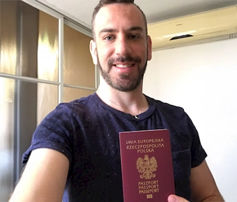 לקוח מחזיק ביד דרכון פולני